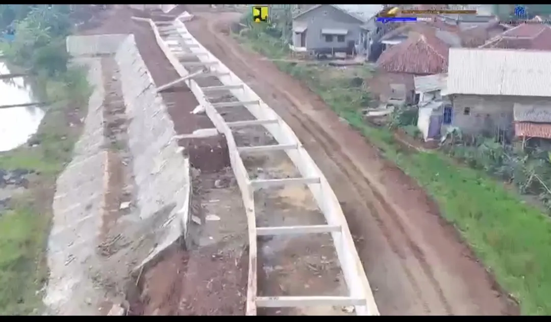 Saluran talang dan pemasangan batu untuk pengaman talud